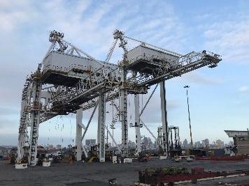 Ship-to-shore container crane structure