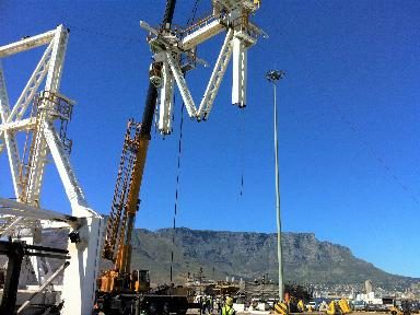 STS crane dismantling with Table Mountain behind