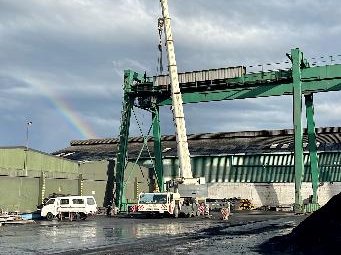 Gantry crane with mobile crane alongside